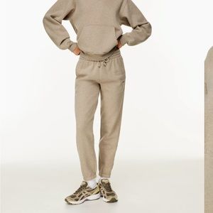 ARITZIA TNA COZY FLEECE BF SWEATS. SIZE M. NWT. NEVER WORN.